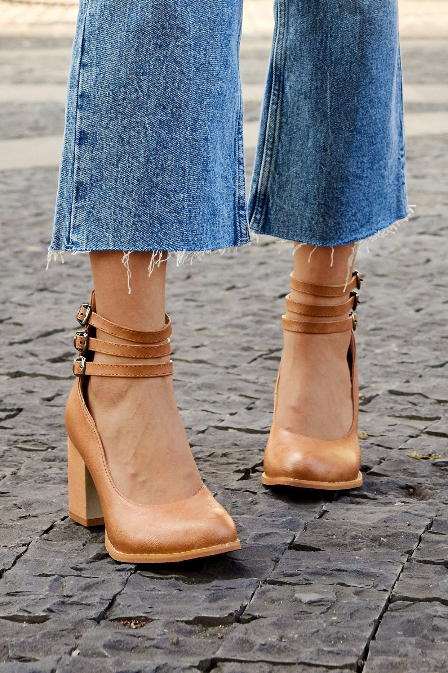 Zofia | Gładkie sandały z paskiem na kostce i grubym obcasem